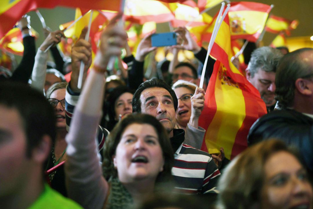 Militantes y simpatizantes de Vox celebran los resultados en las elecciones andaluzas en un hotel de Sevilla