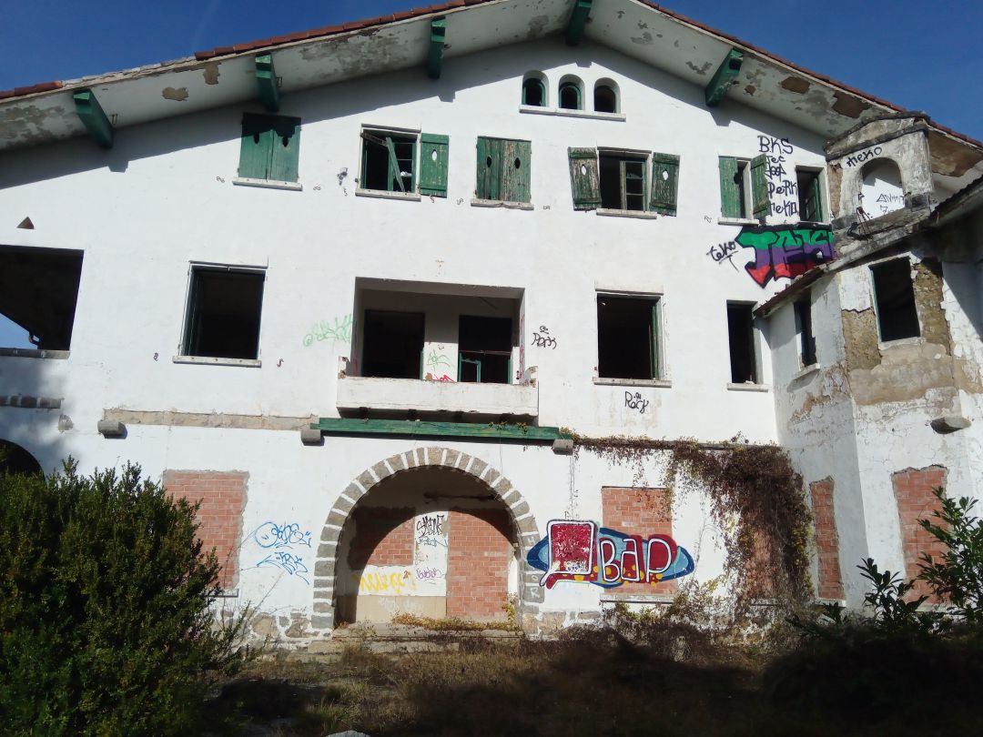 Edificio del antiguo colegio Izarra