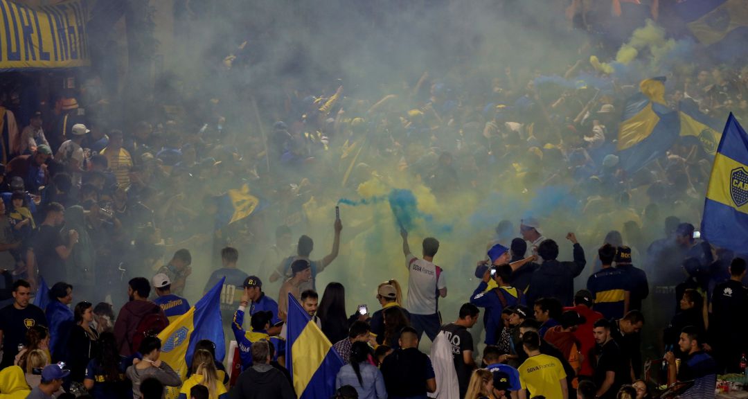 Hinchas de Boca despiden a su equipo rumbo a Madrid para jugar la final de la Copa Libertadores frente a River