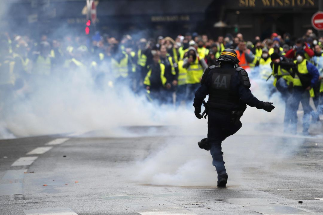 Un policia durante los enfrentamientos entre 'chalecos amarillos' y gendarmes
