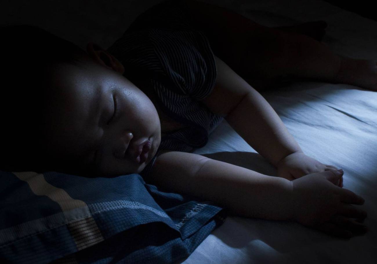 Спящую дочь на кровати. Спящий ребенок. Спящий ребенок в темноте.