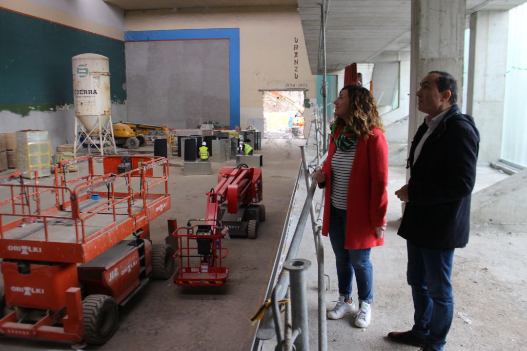 Los delegados del Ayuntamiento, Cristina Laborda y Miguel Ángel Páez, en la visita a las obras del Frontón Uranzu. 