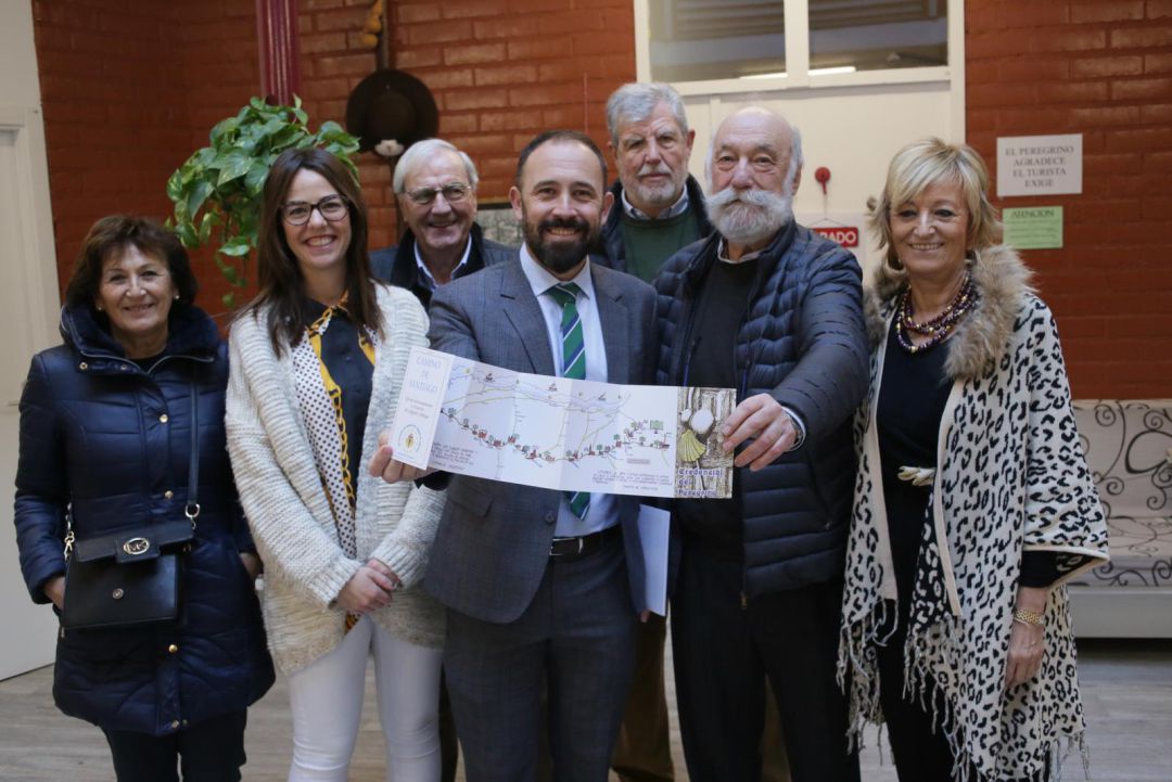 Denis Itxaso, diputado de Cultura y Deportes, con Josin Galzakorta, presidente de la asociación "JACOBI" y otras personas representantes institucionales. 