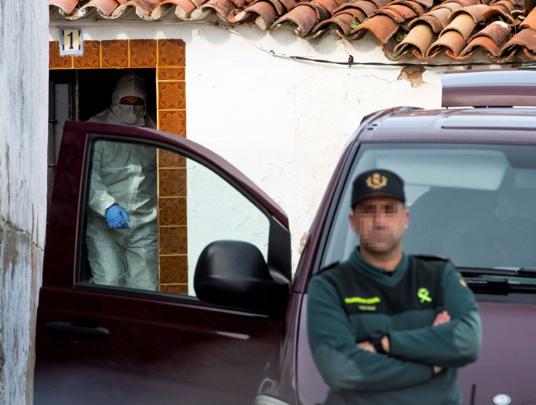 Agentes de la Guardia Civil continúan con el registro de la casa de Bernardo Montoya