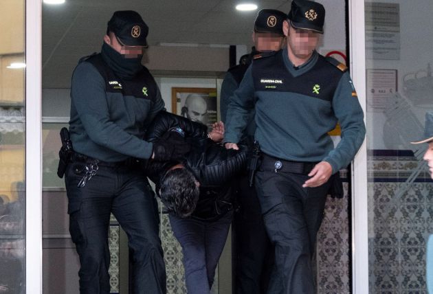 Bernardo Montoya, autor confeso de la muerte de la joven zamorana Laura Luelmo, ha dejado la Comandancia de la Guardia Civil de Huelva entre los gritos de indignación de decenas de vecinos.