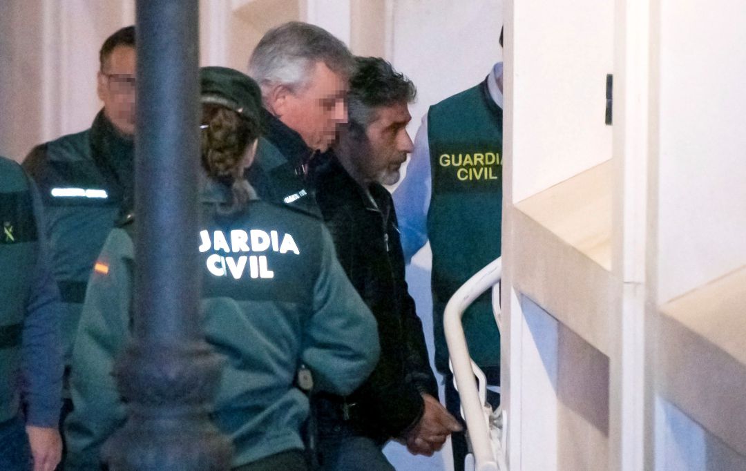 El asesino confeso de la joven zamorana de 26 años Laura Luelmo, Bernardo Montoya (c), a su llegada a los juzgados de Valverde del Camino (Huelva)