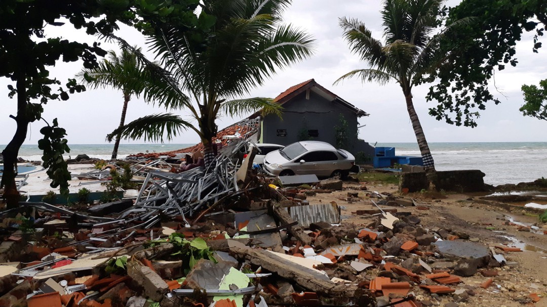 Image result for fotos del tsunami ocurrido la noche de este sÃ¡bado en Indonesia