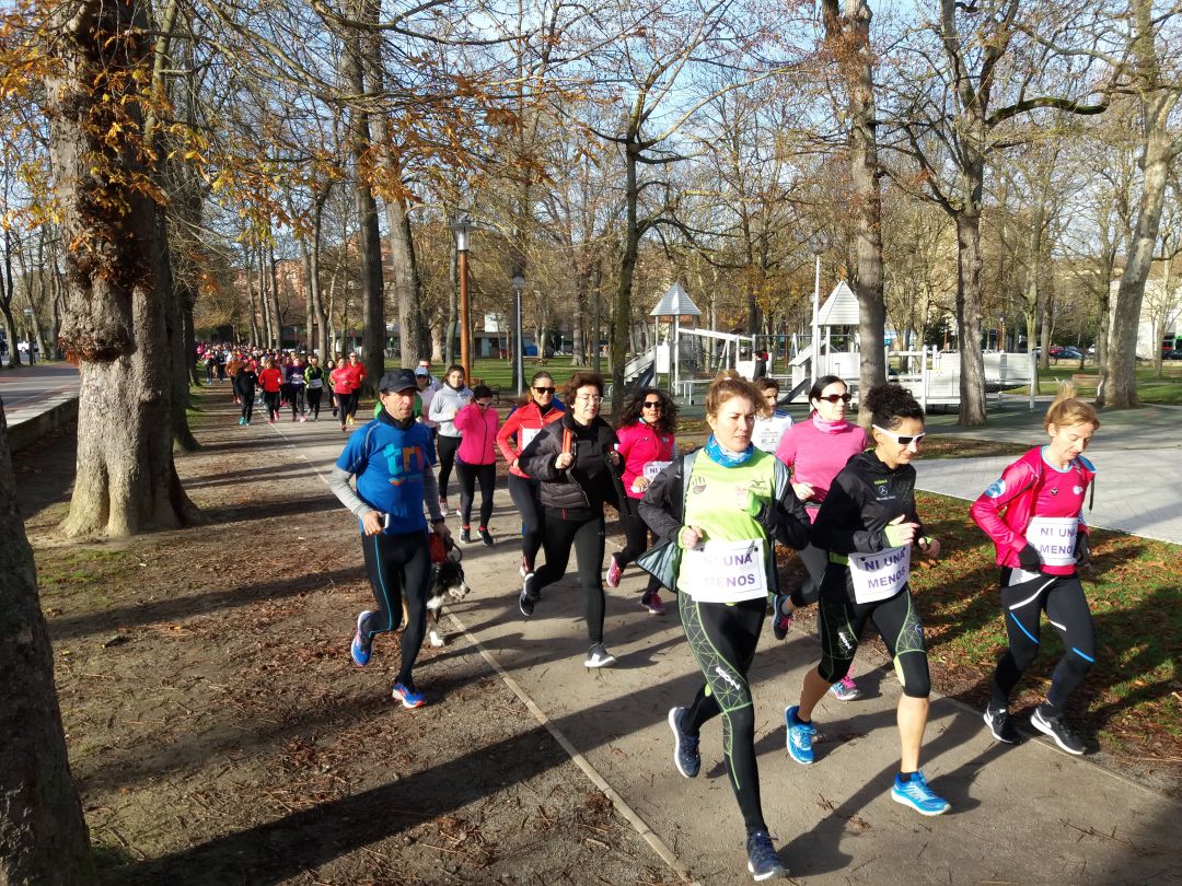 Centenares de corredoras recuerdan a Laura Luelmo en Vitoria