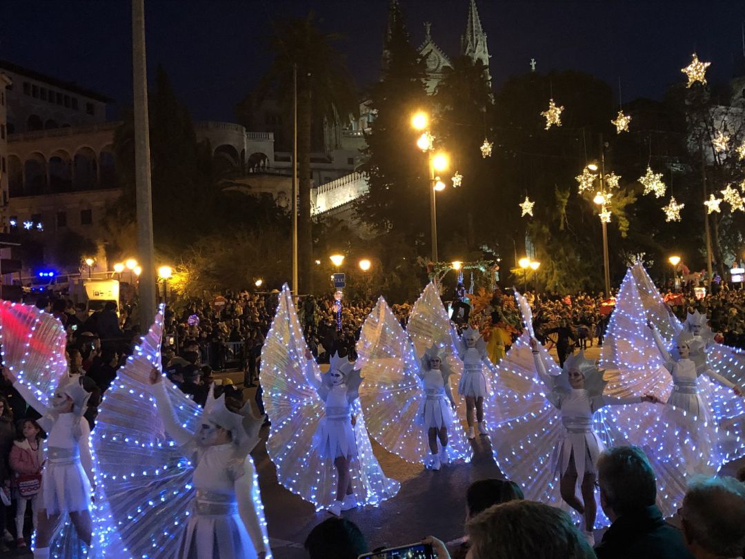 Miles de personas se congregan en Palma para disfrutar de la Cabalgata