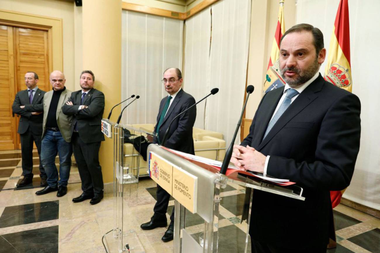 Imagen facilitada por DGA del ministro de Fomento, José Luis Ábalos (d) y del presidente del Gobierno de Aragón, Javier Lambán, durante la rueda de prensa que han ofrecido tras la reunión que han mantenido para analizar el estado de las obras de infraestructuras pendientes Imagen facilitada por DGA del ministro de Fomento, José Luis Ábalos (d) y del presidente del Gobierno de Aragón, Javier Lambán, durante la rueda de prensa que han ofrecido tras la reunión que han mantenido para analizar el estado de las obras de infraestructuras pendientes