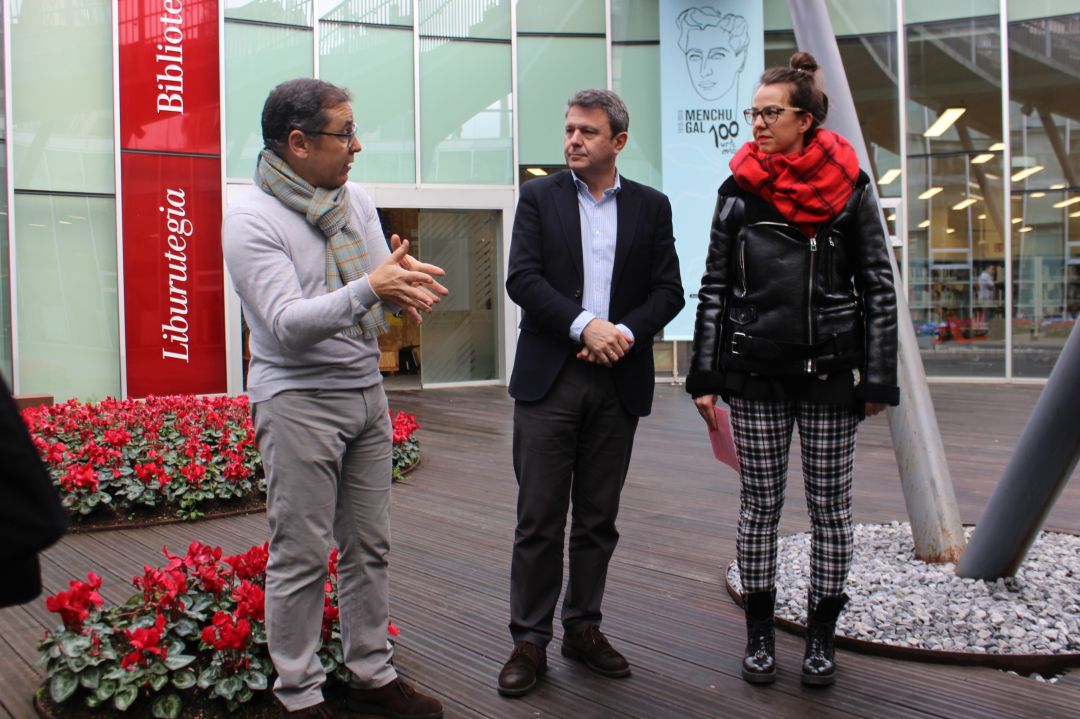 Iñaki Ceberio, director de la biblioteca de Irun, con el alcalde y la delegada de Cutura, en la entrada al CBA.