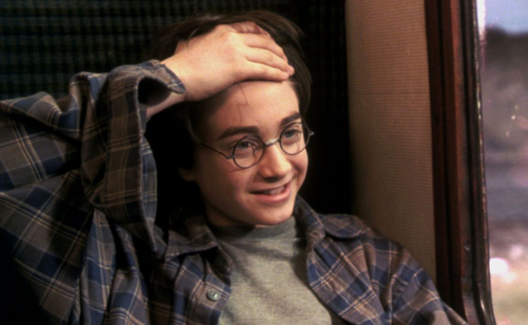 Harry Potter muestra su marca a Ron en el expreso a Hogwarts.