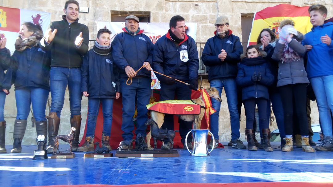 Pelaya con los distintos trofeos recibidos como Campeona de España de Galgos