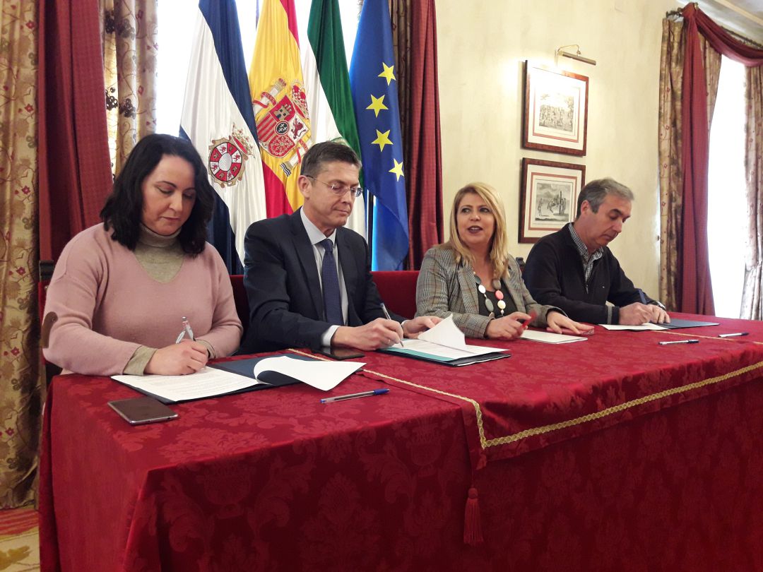 Mamen Sánchez junto a Nela García, José Ignacio Colás y Manuel García Santos en la firma del convenio