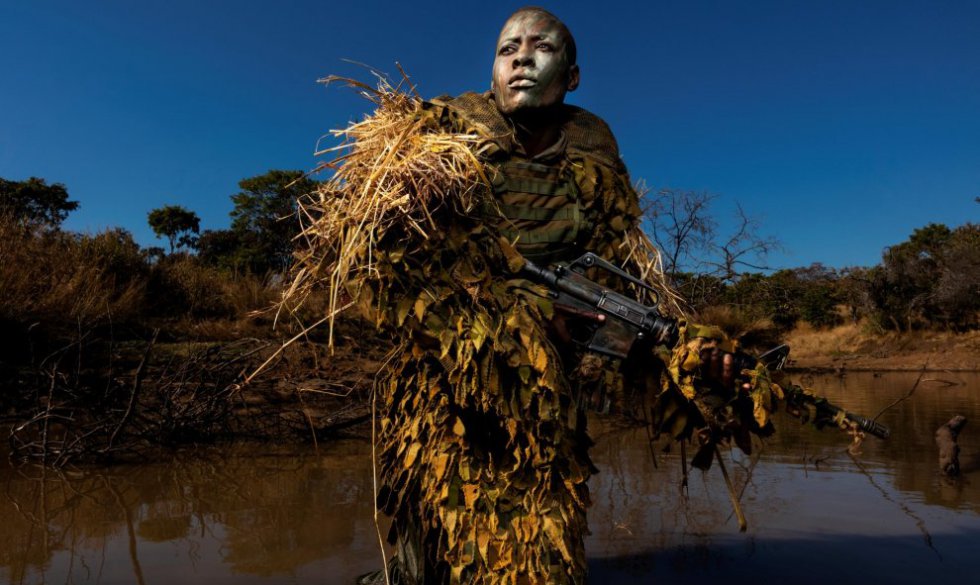 La fotografía muestra a una miembro de una unidad contra la caza furtiva en Zimbabue. La fotografía muestra a una miembro de una unidad contra la caza furtiva en Zimbabue.