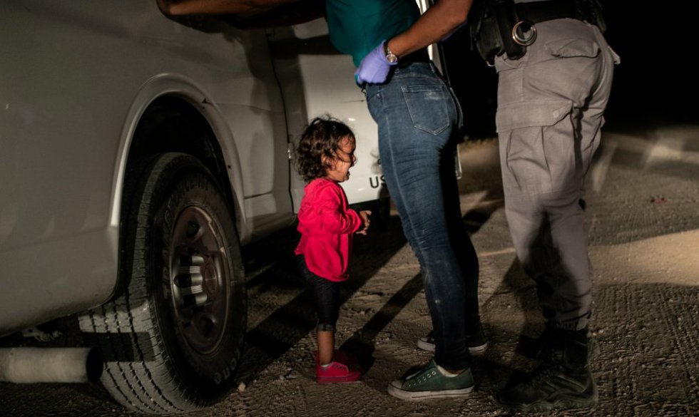 La imagen muestra a una niña hondureña retenida en la frontera entre Estados Unidos y México. Se hizo viral en junio de 2018 para visualizar la política de separación familiar en la frontera ordenada por el presidente Donald Trump. La imagen muestra a una niña hondureña retenida en la frontera entre Estados Unidos y México. Se hizo viral en junio de 2018 para visualizar la política de separación familiar en la frontera ordenada por el presidente Donald Trump.
