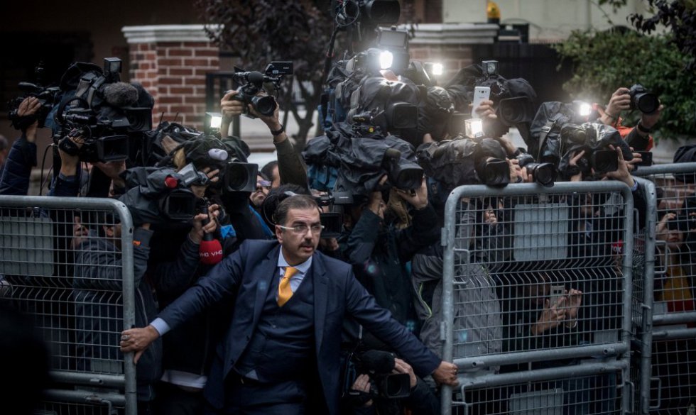 En 'La desaparición de Jamal Kashoggi', se puede ver un funcionario cerrando las puertas de una valla a un tumulto de fotógrafos y cámaras de televisión. En 'La desaparición de Jamal Kashoggi', se puede ver un funcionario cerrando las puertas de una valla a un tumulto de fotógrafos y cámaras de televisión.