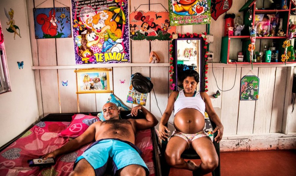 Yorladis, una exguerrillera de las FARC embarazada. Las miembros del grupo guerrillero tenían prohibido tener hijos durante el conflicto armado con el Estado colombiano, por lo que se veían obligadas a abortar o a dejar los bebés con sus abuelos justo después de dar a luz. Yorladis, una exguerrillera de las FARC embarazada. Las miembros del grupo guerrillero tenían prohibido tener hijos durante el conflicto armado con el Estado colombiano, por lo que se veían obligadas a abortar o a dejar los bebés con sus abuelos justo después de dar a luz.