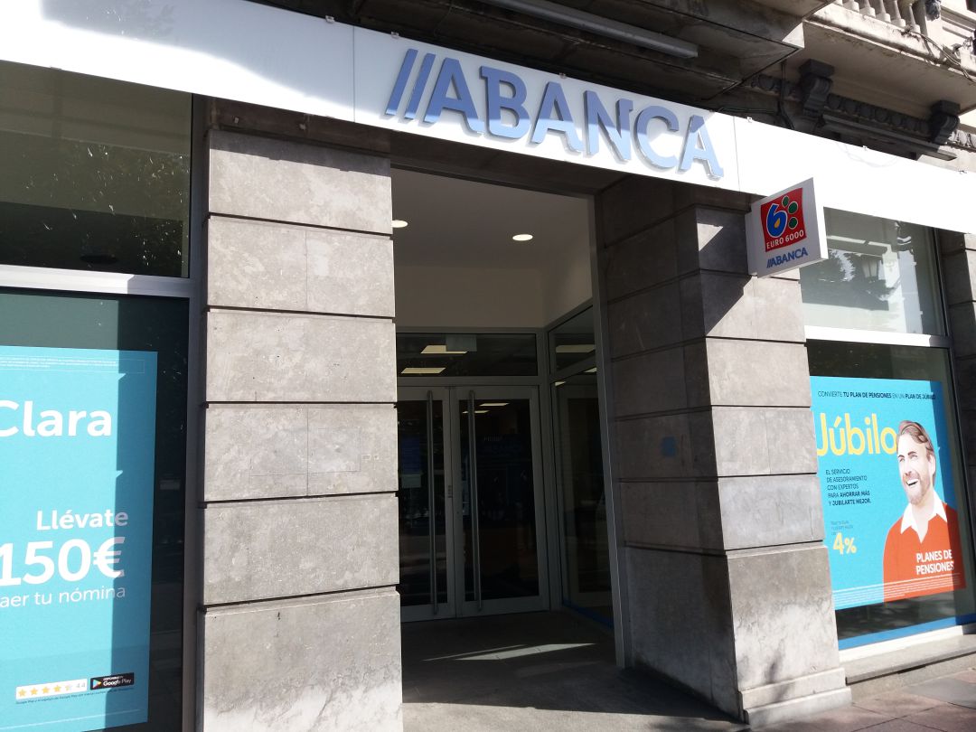 Abanca tiene su su oficina principal de Oviedo en la cale Uría.