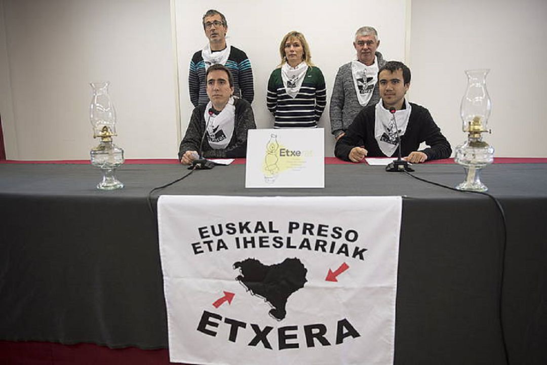Los familiares de presos de ETA piden perdón por su "distanciamiento con las víctimas" de la banda