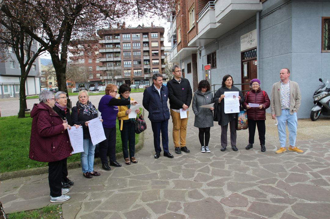 El alcalde y el delegado de Bienestar Social con representantes de Asociaciones de Mujeres. 