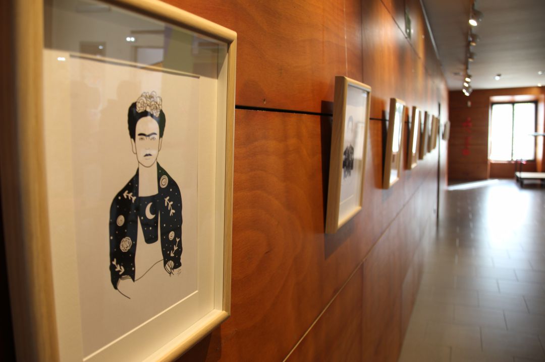 Retrato de Frida Kahlo que forma parte de la exposición de Ana Luna. Retrato de Frida Kahlo que forma parte de la exposición de Ana Luna.