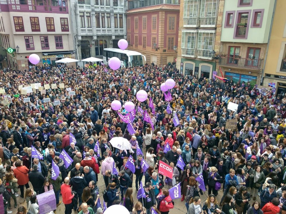 Diputadas asturianas, salvo del PP, acuden a la huelga feminista para reivindicar la "igualdad real" Diputadas asturianas, salvo del PP, acuden a la huelga feminista para reivindicar la "igualdad real"