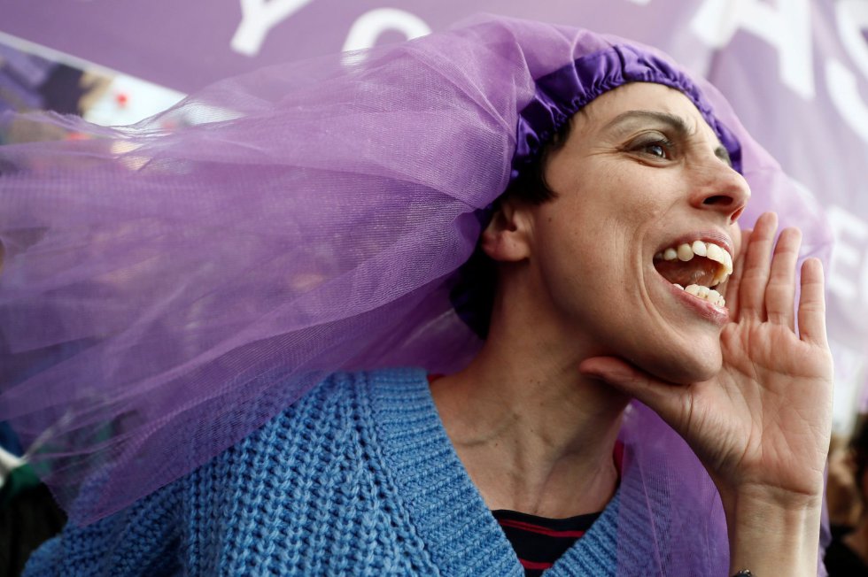 Una de las participantes en la marcha feminista de Madrid celebrada hoy con motivo del Día de la Mujer bajo el lema "Somos imparables, ¡feministas siempre!" Una de las participantes en la marcha feminista de Madrid celebrada hoy con motivo del Día de la Mujer bajo el lema "Somos imparables, ¡feministas siempre!"