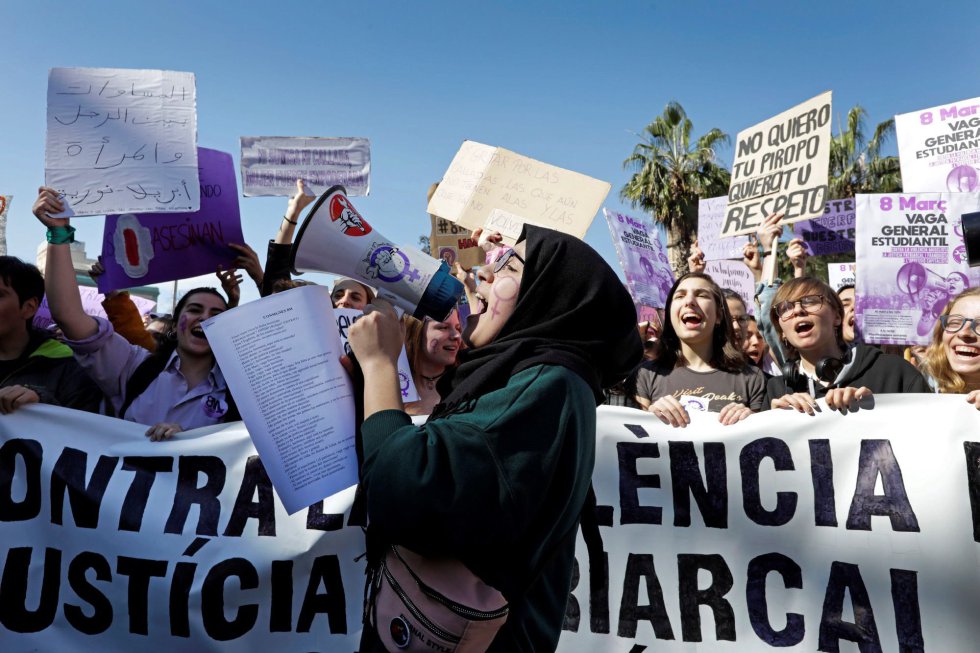 Unas 13.000 personas, según la Guardia Urbana de Barcelona, han participado esta mañana en una manifestación estudiantil por el centro de la capital catalana con motivo de la huelga feminista del 8M en institutos y universidades, que se ha desarrollado en un ambiente festivo y reivindicativo Unas 13.000 personas, según la Guardia Urbana de Barcelona, han participado esta mañana en una manifestación estudiantil por el centro de la capital catalana con motivo de la huelga feminista del 8M en institutos y universidades, que se ha desarrollado en un ambiente festivo y reivindicativo