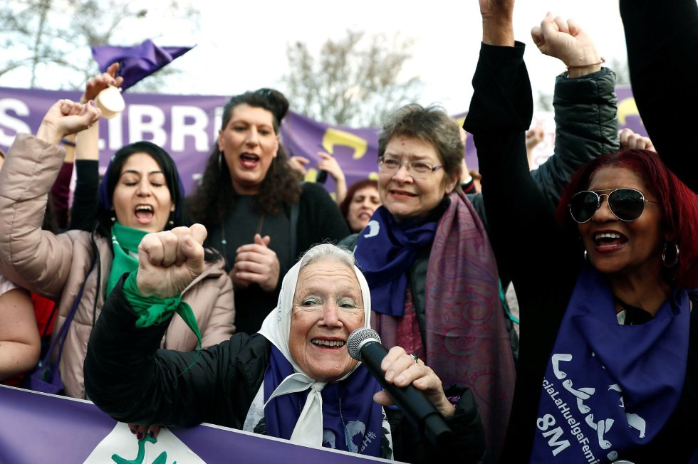 Nora Morales de Cortiñas, psicóloga, militante y defensora de los derechos humanos argentina, cofundadora de la Madres de Plaza de Mayo, junto a varias de las participantes en la marcha feminista de Madrid celebrada hoy con motivo del Día de la Mujer bajo el lema "Somos imparables, ¡feministas siempre!" Nora Morales de Cortiñas, psicóloga, militante y defensora de los derechos humanos argentina, cofundadora de la Madres de Plaza de Mayo, junto a varias de las participantes en la marcha feminista de Madrid celebrada hoy con motivo del Día de la Mujer bajo el lema "Somos imparables, ¡feministas siempre!"