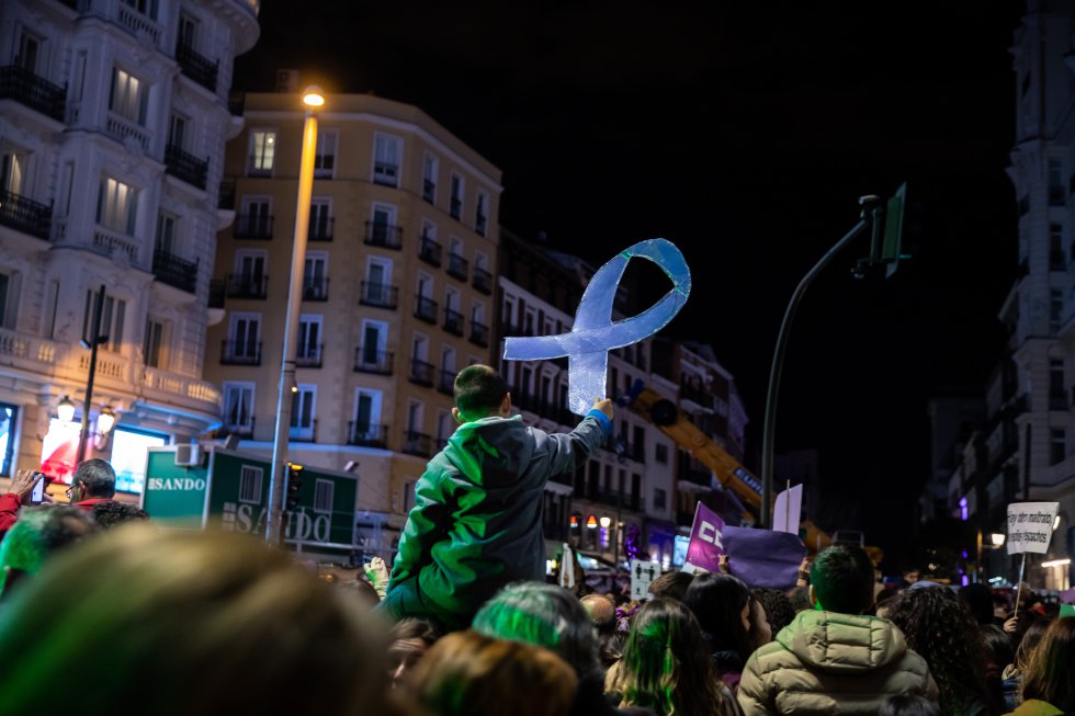 Un niño muestra un lazo morado durante las marchas feministas en España Un niño muestra un lazo morado durante las marchas feministas en España