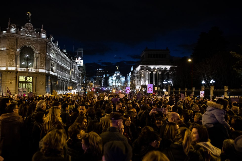 Así estaba la Plaza de Cibeles cuando la marcha feminista ponía rumbo hacia la Plaza de España Así estaba la Plaza de Cibeles cuando la marcha feminista ponía rumbo hacia la Plaza de España
