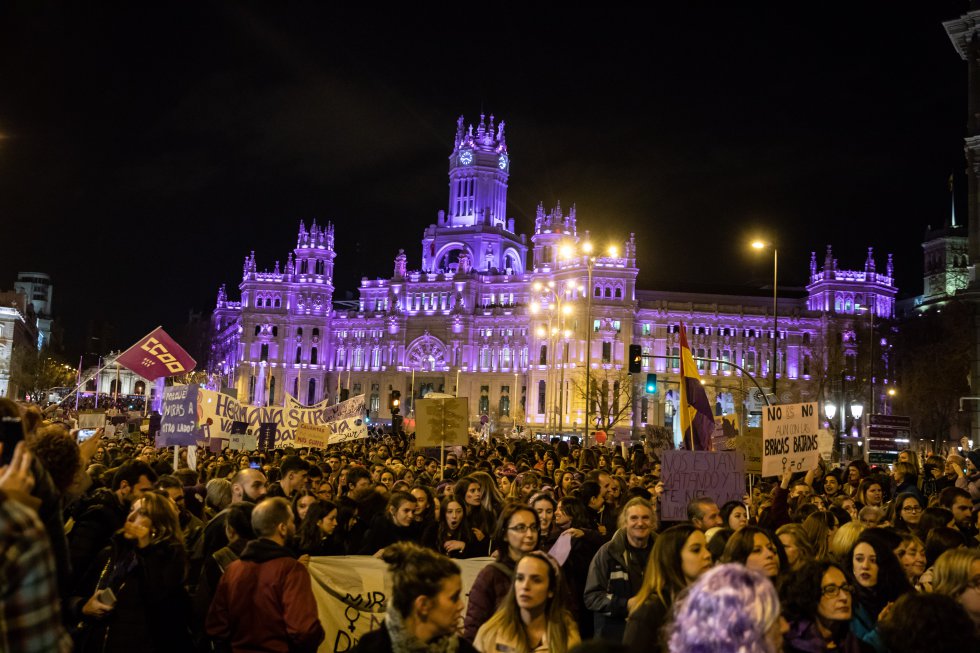 El Ayuntamiento de Madrid, de color morado durante toda la manifestación feminista del 8 de marzo El Ayuntamiento de Madrid, de color morado durante toda la manifestación feminista del 8 de marzo