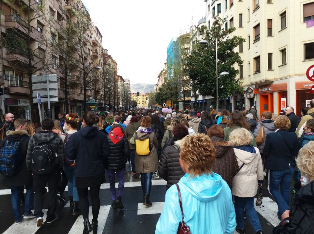 Cientos de personas secundan la marcha feminista en Irun Cientos de personas secundan la marcha feminista en Irun