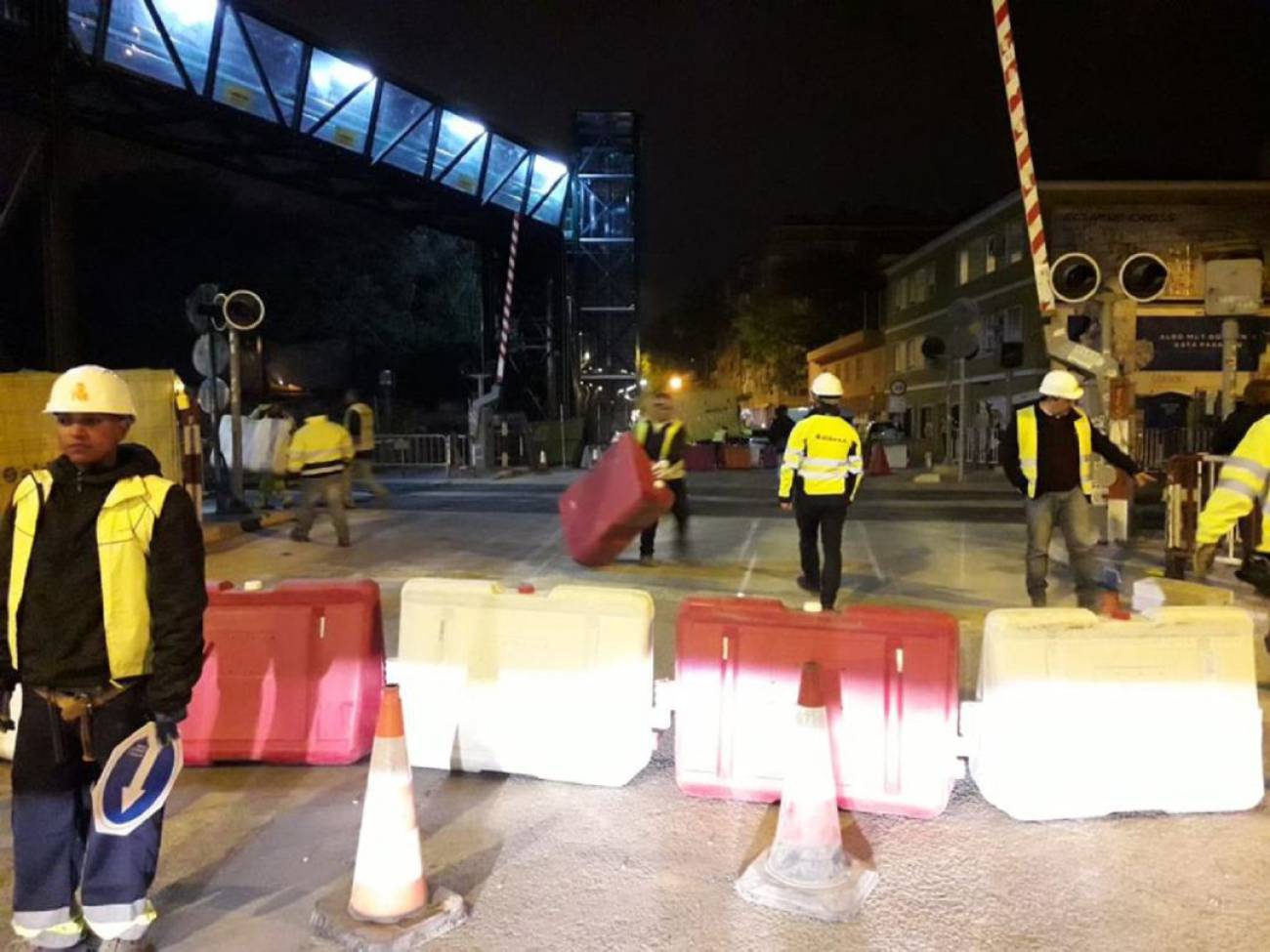 Ya está cerrado el paso a nivel de Santiago el Mayor