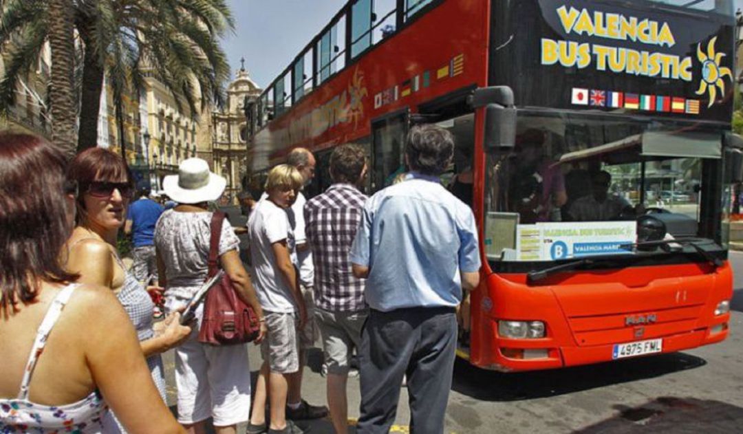 Imagen de archivo de un bus turístico en Valencia