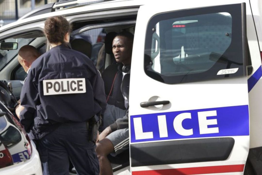 La policía francesa envía de vuelta a España a migrantes que han cruzado la frontera por Irun.