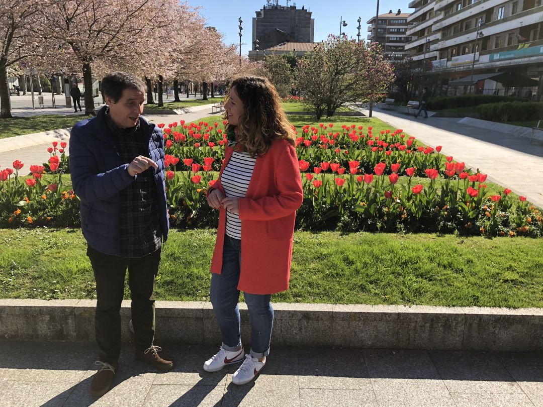 La delegada de Vía Pública, Cristina Laborda y el responsable del servicio de jardinería y arbolado, Esteban Jara, en los jardines de Luis Mariano.