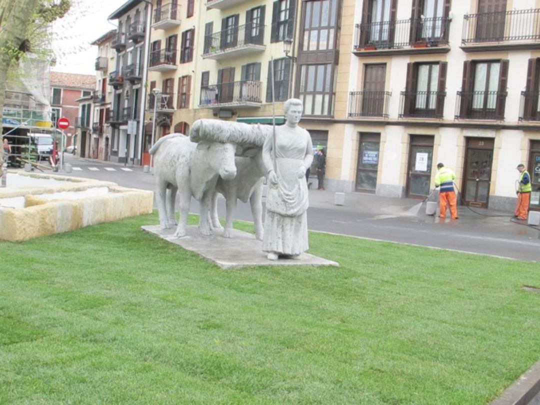 Nuevo ataque a la escultura de la Etxekoandre de la plaza Urdanibia