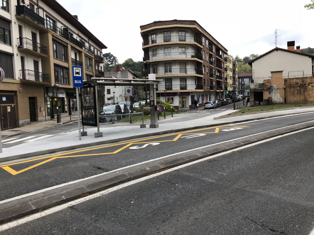 La parada del autobús al comienzo del paseo peatonal de Behobia se acerca al barrio atendiendo una solicitud vecinal