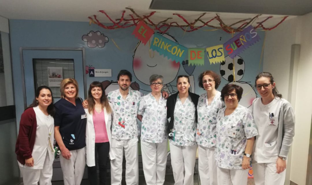 Imagen de un grupo de profesionales de la planta de Pediatría del hospital general de Ciudad Real que han colaborado con la causa de la familia de Pablo y Marcos