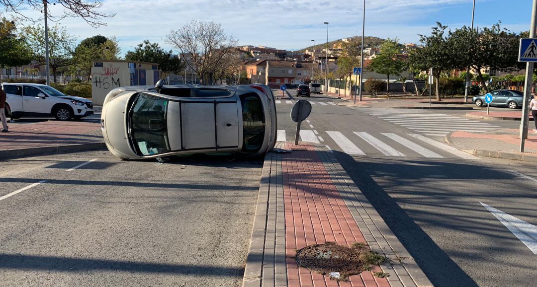 Un coche vuelca en Cabezo de Torres | Radio Murcia ...