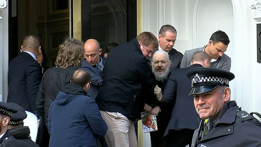 La policía británica detiene a Julian Assange en la Embajada de Ecuador en  Londres | Internacional | Cadena SER