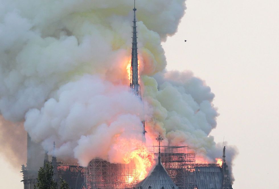 Vista de un incendio en la catedral de Notre Dame este lunes en París, Francia. Vista de un incendio en la catedral de Notre Dame este lunes en París, Francia.