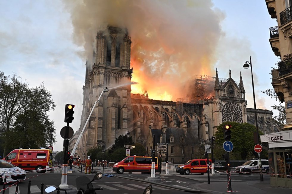 La catedral gótica de Notre Dame, situada en una de las islas del Sena, en el centro de París, se empezó a construir en 1163 y se terminó en 1345 La catedral gótica de Notre Dame, situada en una de las islas del Sena, en el centro de París, se empezó a construir en 1163 y se terminó en 1345