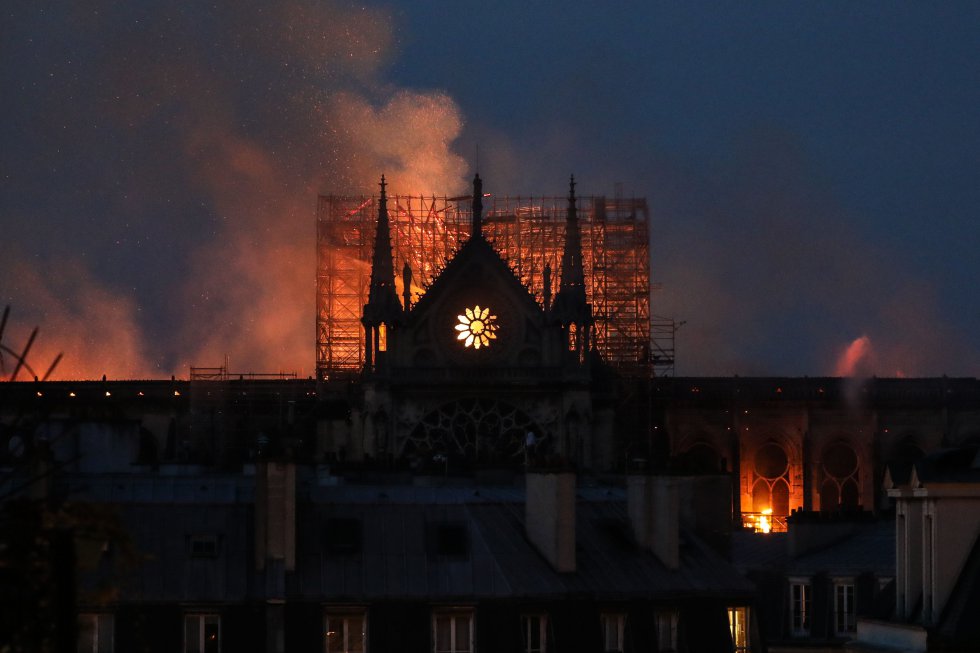 Numerosas autoridades políticas y culturales de todo el mundo han expresado ya su pesar por la pérdida cultural ocasionada por este incendio. Numerosas autoridades políticas y culturales de todo el mundo han expresado ya su pesar por la pérdida cultural ocasionada por este incendio.