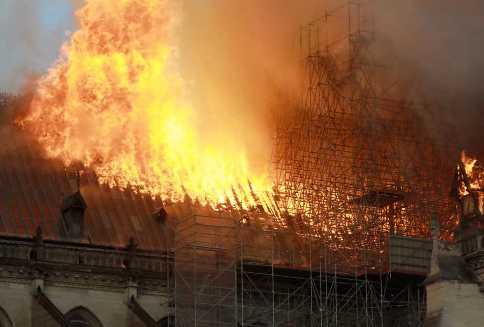 "La nueva República Francesa tomó la Catedral de Notre Dame como un símbolo porque había quedado literalmente destrozada en la época de la Revolución e incluso antes. Durante la Ilustración, en el siglo XVIII, se derribaron los portales góticos y las vidrieras para que entrara una nueva luz. La restauración fue algo que impactó realmente" ha comentado José Luis Corral a la Cadena SER "La nueva República Francesa tomó la Catedral de Notre Dame como un símbolo porque había quedado literalmente destrozada en la época de la Revolución e incluso antes. Durante la Ilustración, en el siglo XVIII, se derribaron los portales góticos y las vidrieras para que entrara una nueva luz. La restauración fue algo que impactó realmente" ha comentado José Luis Corral a la Cadena SER
