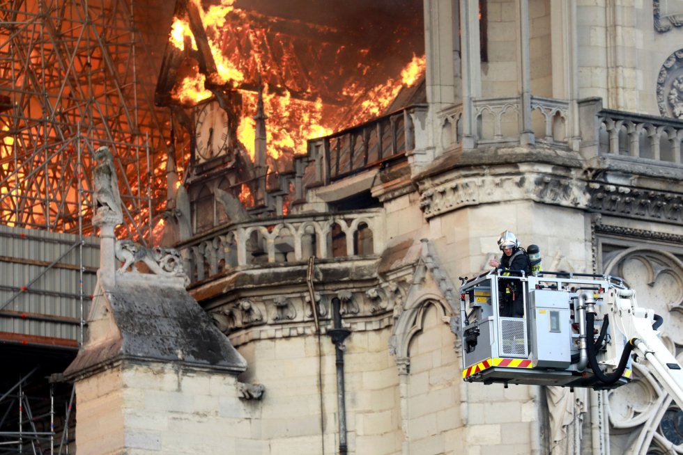 La directora general de la Unesco, Audrey Azoulay, mostró su "inmensa emoción" por el incendio que devastó buena parte de la cubierta de la catedral de Notre Dame de París, al tiempo que ofreció el apoyo de su institución para su restauración. La directora general de la Unesco, Audrey Azoulay, mostró su "inmensa emoción" por el incendio que devastó buena parte de la cubierta de la catedral de Notre Dame de París, al tiempo que ofreció el apoyo de su institución para su restauración.