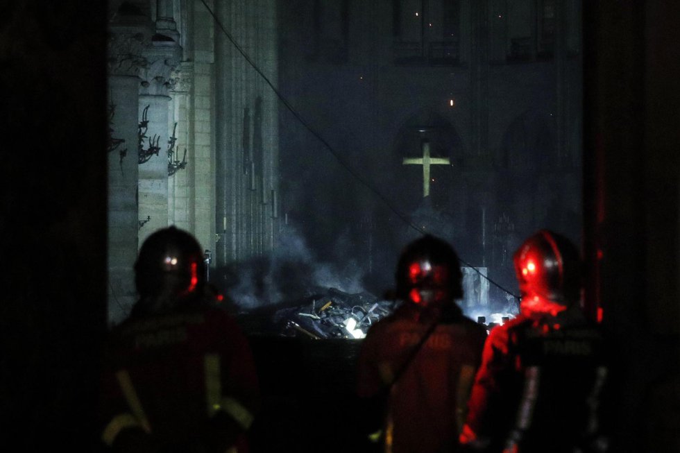 Bomberos franceses entran a Notre Dame tras el devastador incencio del 15 de abril. Bomberos franceses entran a Notre Dame tras el devastador incencio del 15 de abril.