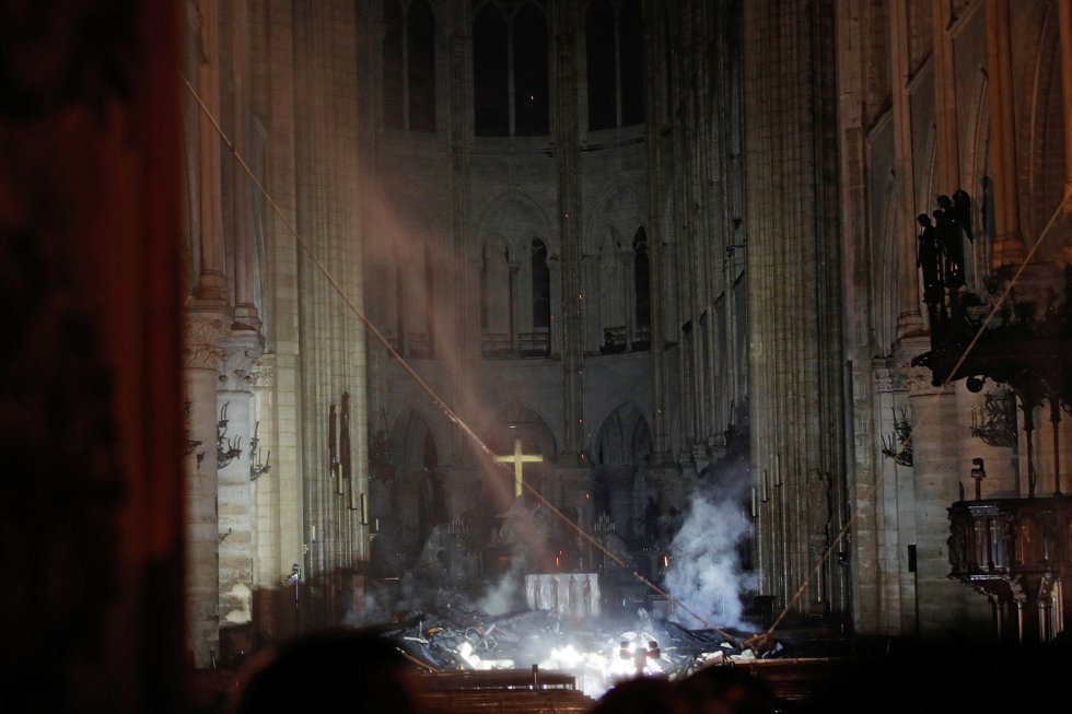 Humo en el interior de Notre Dame tras el incendio. Humo en el interior de Notre Dame tras el incendio.
